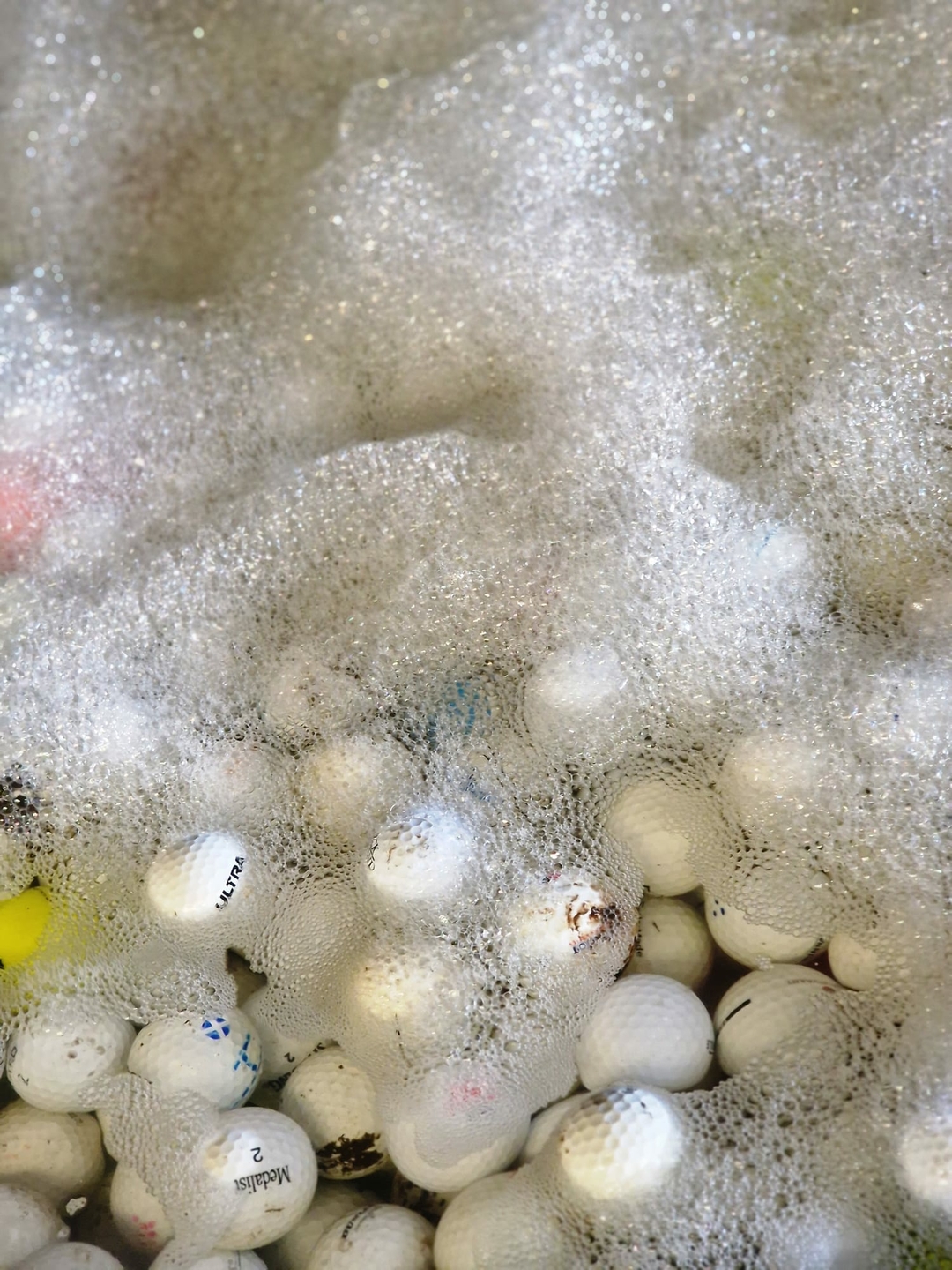 lakeballs liggen in een sopje in te weken